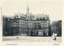 290 Gezicht op het Academiegebouw (Munsterkerkhof 29) te Utrecht met op de voorgrond het standbeeld Jan van Nassau ...